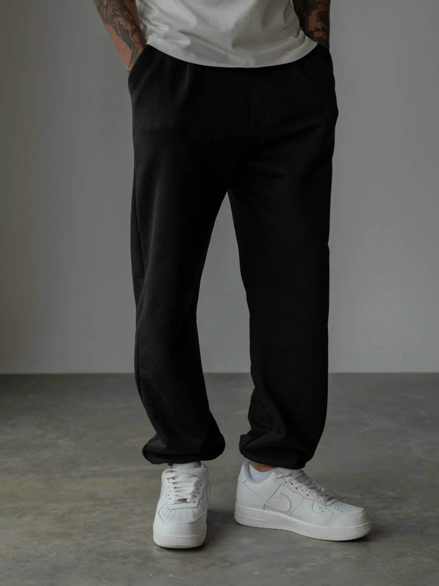 MEN MINIMAL JOGGER - BLACK
