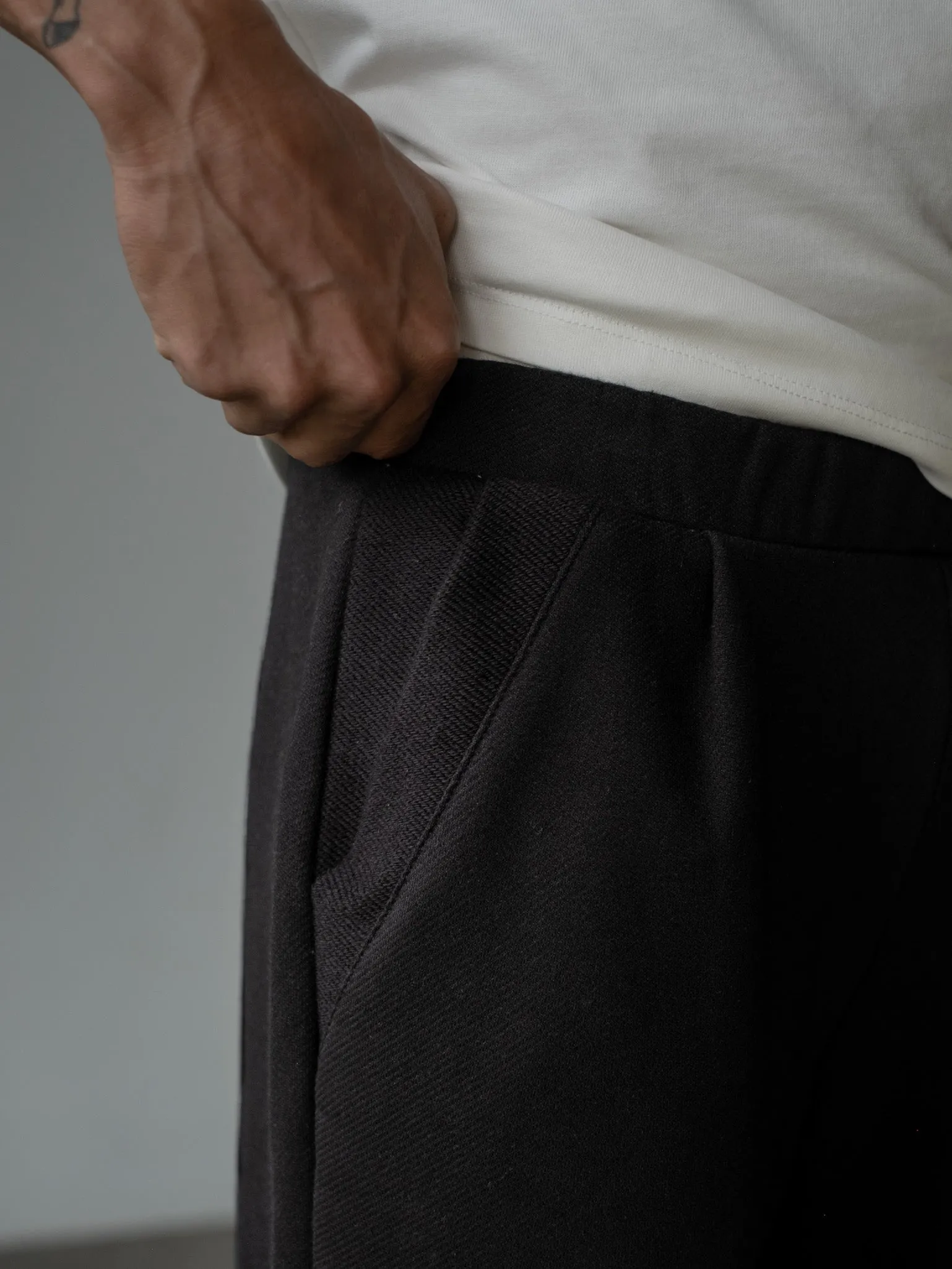 MEN MINIMAL JOGGER - BLACK
