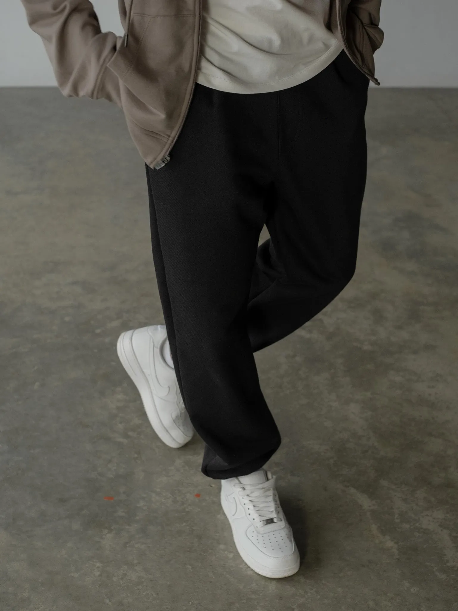 MEN MINIMAL JOGGER - BLACK