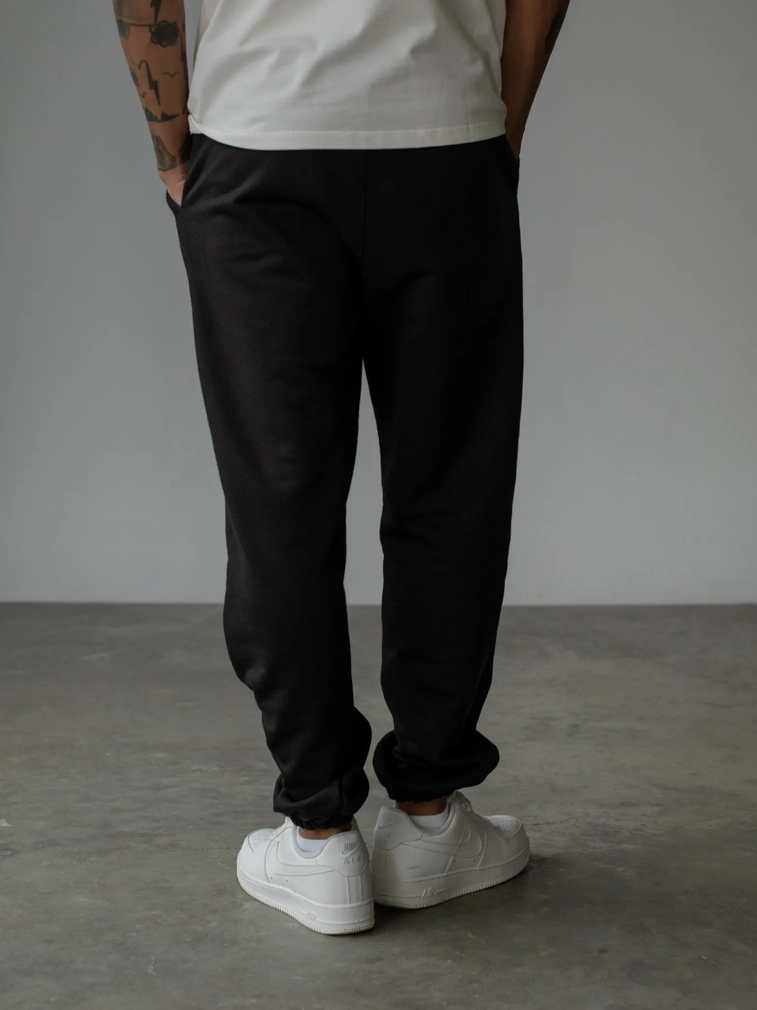MEN MINIMAL JOGGER - BLACK