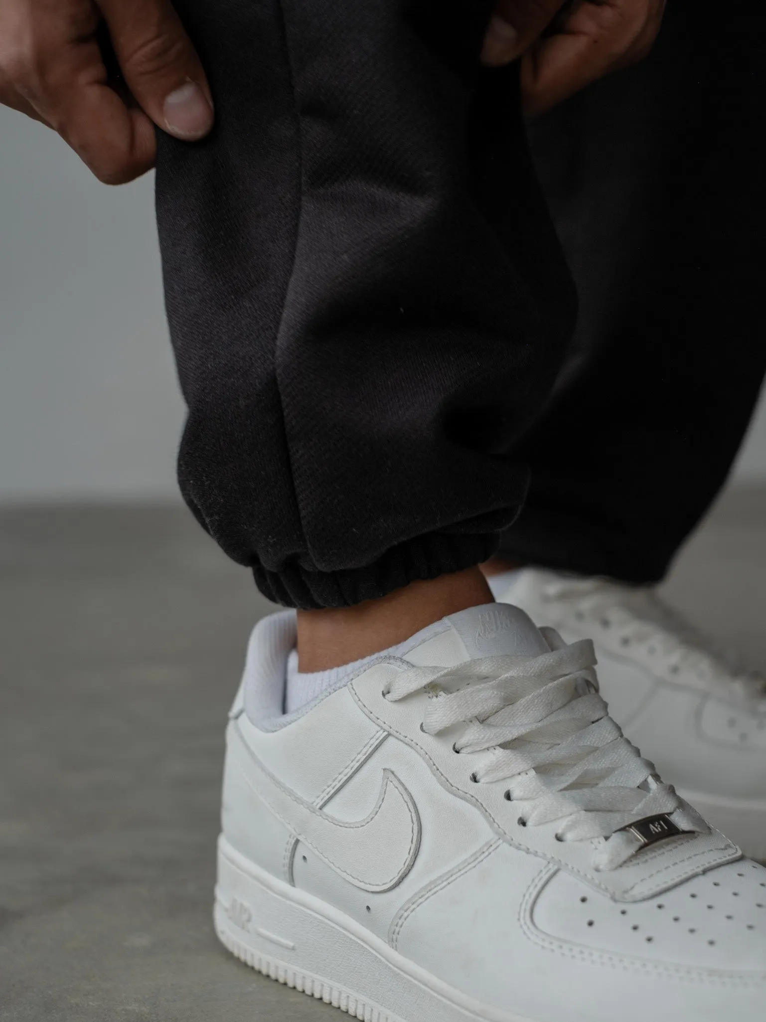 MEN MINIMAL JOGGER - BLACK