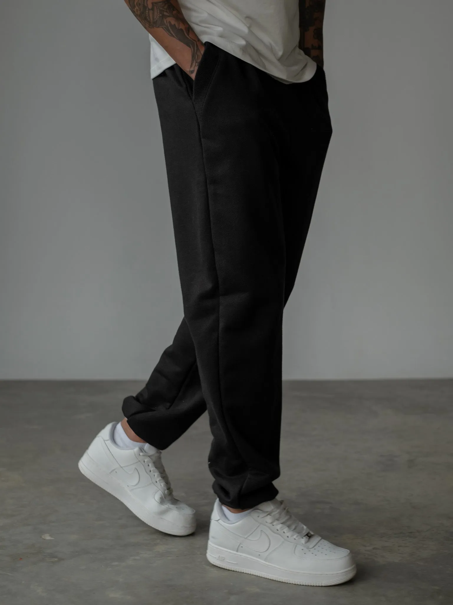 MEN MINIMAL JOGGER - BLACK